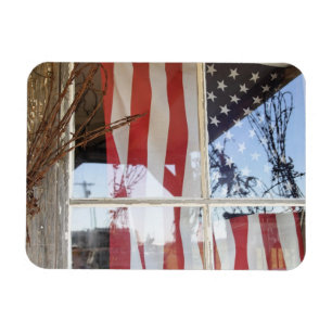 USA, Oregon, Shaniko. Flagge im Fenster nahe bei Magnet