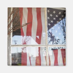 USA, Oregon, Shaniko. Flagge im Fenster nahe bei Magnet