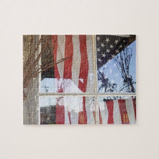 USA, Oregon, Shaniko. Flagge im Fenster nahe bei Puzzle (Horizontal)