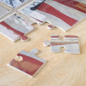 USA, Oregon, Shaniko. Flagge im Fenster nahe bei Puzzle (Seite)