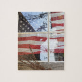 USA, Oregon, Shaniko. Flagge im Fenster nahe bei Puzzle (Vertikal)