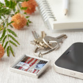 USA, Oregon, Shaniko. Flagge im Fenster nahe bei Schlüsselanhänger (Seite)