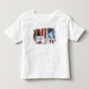 USA, Oregon, Shaniko. Flagge im Fenster neben Kleinkind T-shirt