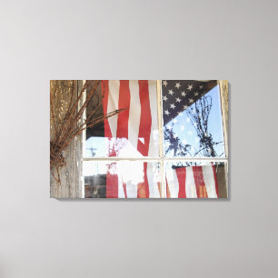 USA, Oregon, Shaniko. Flagge im Fenster neben Leinwanddruck