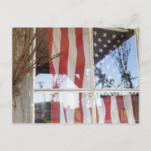 USA, Oregon, Shaniko. Flagge im Fenster neben Postkarte