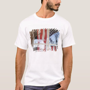 USA, Oregon, Shaniko. Flagge im Fenster neben T-Shirt