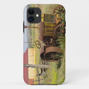 USA, Oregon, Shaniko. Rostiger Vintage-Traktor in iPhone 11 Hülle