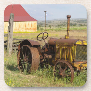 USA, Oregon, Shaniko. Rostiger Vintage-Traktor in Getränkeuntersetzer