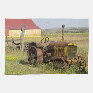 USA, Oregon, Shaniko. Rostiger Vintage-Traktor in Handtuch