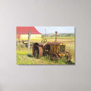 USA, Oregon, Shaniko. Rostiger Vintage-Traktor in Leinwanddruck
