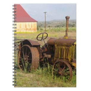 USA, Oregon, Shaniko. Rostiger Vintage-Traktor in Notizblock