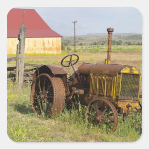 USA, Oregon, Shaniko. Rostiger Vintage-Traktor in Quadratischer Aufkleber
