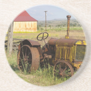 USA, Oregon, Shaniko. Rostiger Vintage-Traktor in Untersetzer