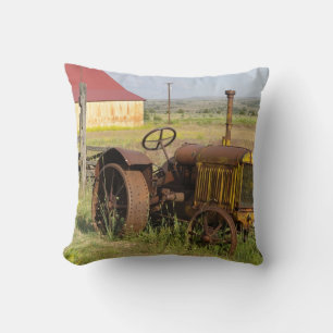 USA, Oregon, Shaniko. Rostiger Vintager Traktor Kissen