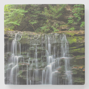 USA, Pennsylvania, Benton. Wasserfall in Ricketts Steinuntersetzer