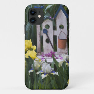 USA, Pennsylvania. Garten-Schwertlilien wachsen um Case-Mate iPhone Hülle