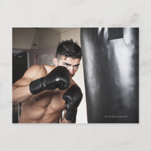 USA, Seattle, Portrait des jungen Mannes Boxen in Postkarte