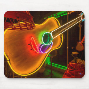 USA, Texas, Austin. Neon-Gitarre bei Blackmail Mousepad