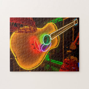 USA, Texas, Austin. Neon-Gitarre bei Blackmail Puzzle
