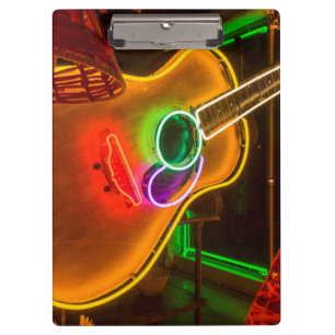 USA, Texas, Austin. Neon-Gitarre bei Erpressung Klemmbrett