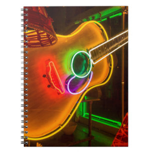 USA, Texas, Austin. Neon-Gitarre bei Erpressung Notizblock