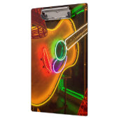 USA, Texas, Austin. Neongitarre an der Erpressung Klemmbrett (Links)