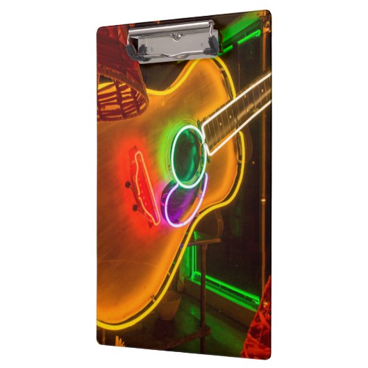 USA, Texas, Austin. Neongitarre an der Erpressung Klemmbrett (Links)