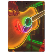 USA, Texas, Austin. Neongitarre an der Erpressung Klemmbrett (Rückseite)