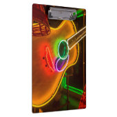 USA, Texas, Austin. Neongitarre an der Erpressung Klemmbrett (Rechts)