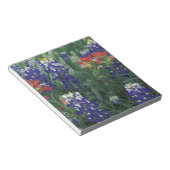 USA, Texas Hill Country. Bluebonnets und Notizblock (angewinkelt)