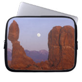USA, Utah, Arches NP, Full Moon Rising at Laptopschutzhülle (Vorderseite)