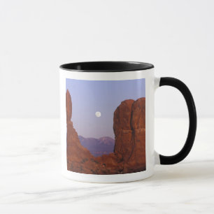 USA, Utah, Arches NP, Full Moon Rising at Tasse