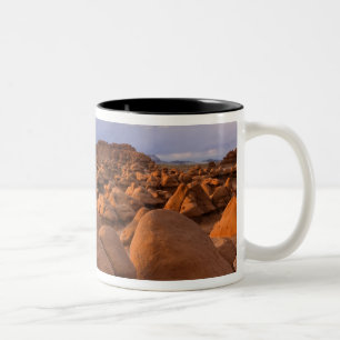 USA; Utah. Blick auf den Goblin Valley State Park Zweifarbige Tasse