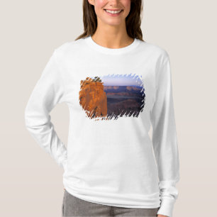 USA, Utah, Dead Horse Point SP. Spätes Licht färbt T-Shirt