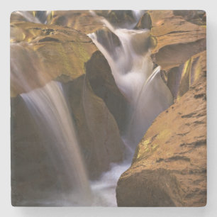USA, Utah, Escalante Wilderness. Wasserfall in 2 Steinuntersetzer