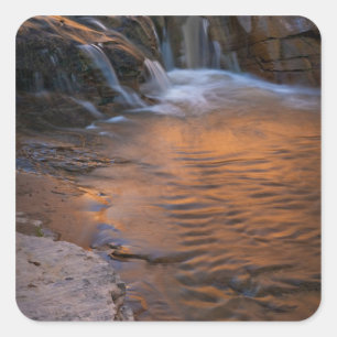 USA, Utah, Escalante Wilderness. Wasserfall in Quadratischer Aufkleber