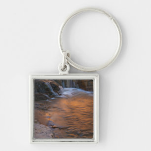 USA, Utah, Escalante Wilderness. Wasserfall in Schlüsselanhänger