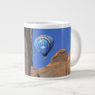 USA, Utah, Monument Valley. Ein Regenbogen-Heißluf Jumbo-Tasse
