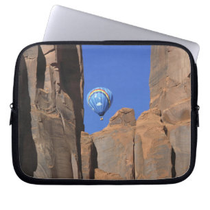 USA, Utah, Monument Valley. Ein Regenbogen-Heißluf Laptopschutzhülle
