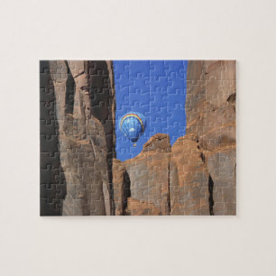 USA, Utah, Monument Valley. Ein Regenbogen-Heißluf Puzzle