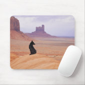 USA, Utah, Monument Valley, Hund sitzend auf Felse Mousepad (Mit Mouse)