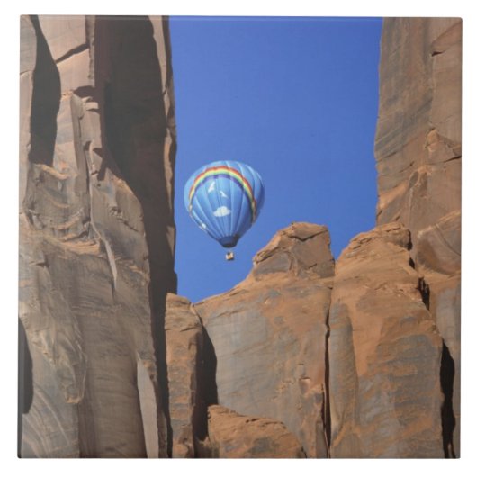 USA, Utah, Monument Valley. Regenbogen-Heißluft Fliese (Vorderseite)