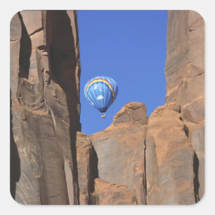 USA, Utah, Monument Valley. Regenbogen-Heißluft Quadratischer Aufkleber