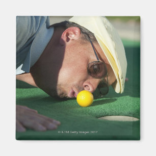 USA, Utah, Orem, Man bläst Luft, um Golf zu schieb Magnet