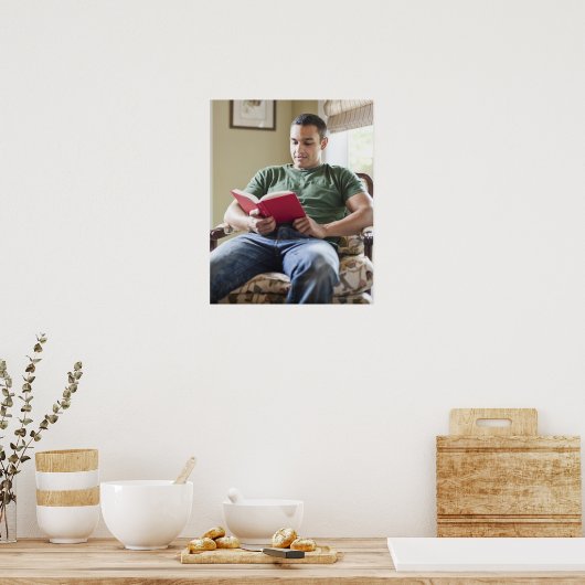 USA, Utah, Young Man liest Buch Poster (Küche)