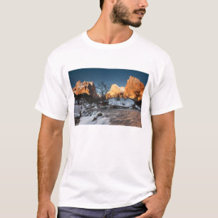 USA, Utah, Zion National Park. Bergsonnenaufgang T-Shirt