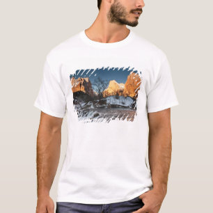USA, Utah, Zion National Park. Bergsonnenaufgang T-Shirt
