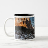 USA, Utah, Zion National Park. Bergsonnenaufgang Zweifarbige Tasse (Links)