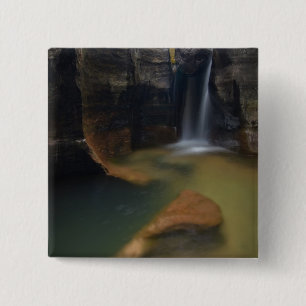 USA, Utah, Zion-Nationalpark. Keyhole Falls in Button
