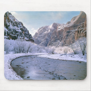 USA, Utah, Zion NP. Neuer Schnee bedeckt den Canyo Mousepad